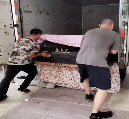 聊城专业搬运各种钢琴.webp