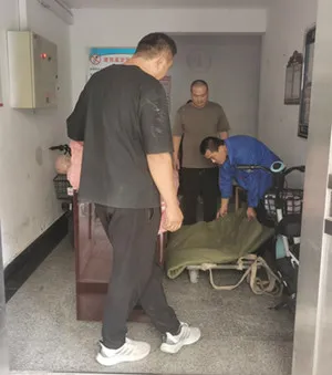 聊城东昌府区龙湾小区钢琴搬运现场.webp