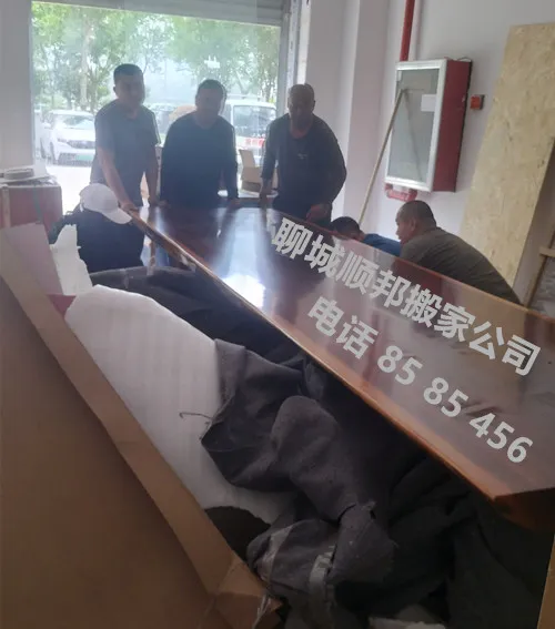红木板台搬运-聊城搬家公司.webp